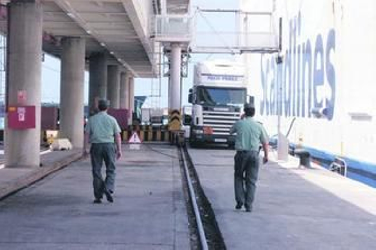 Agentes de la Guardia Civil patrullan en las instalaciones del Puerto.