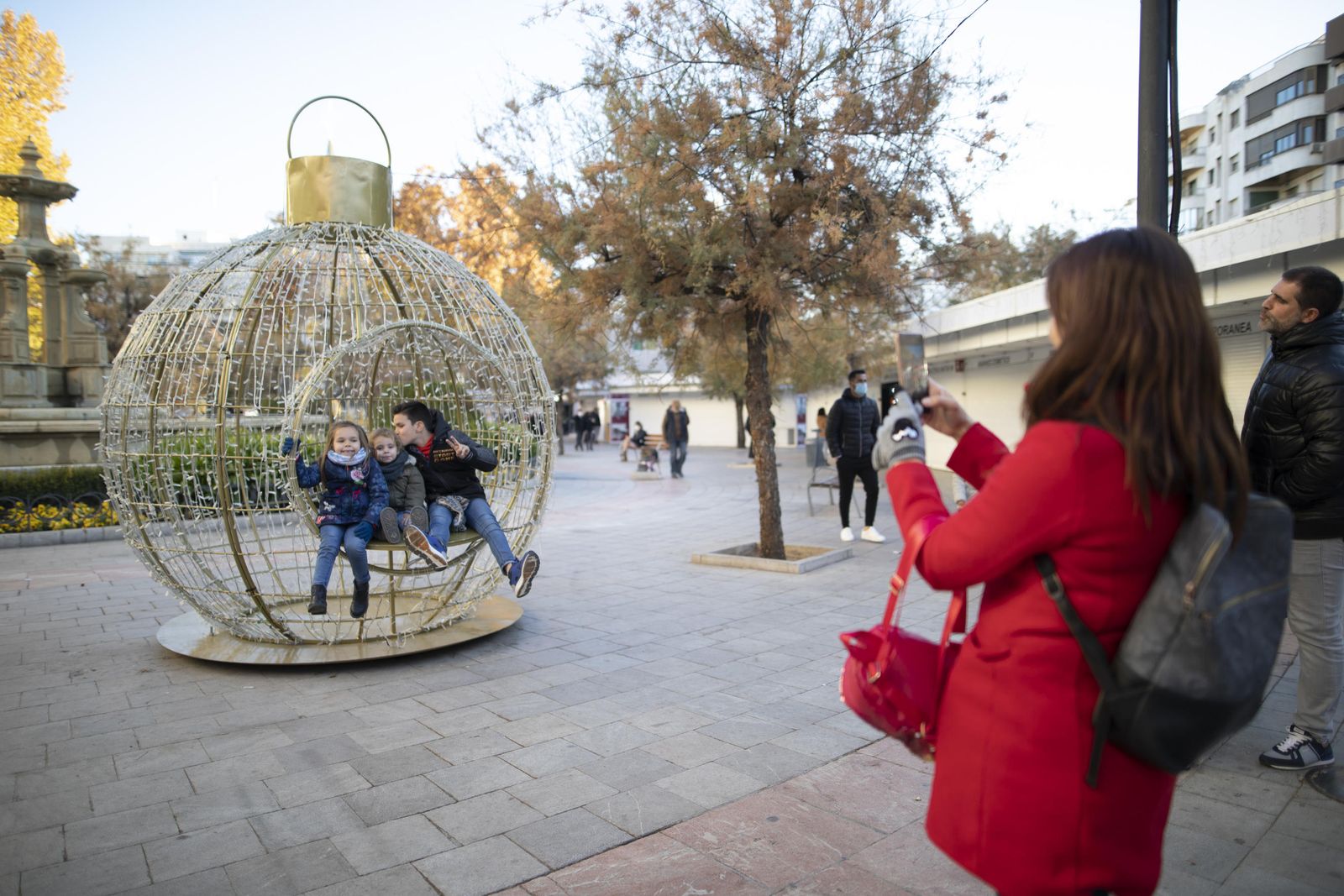 Multitud de visitantes y ambiente navideño en Granada durante el puente, en imágenes