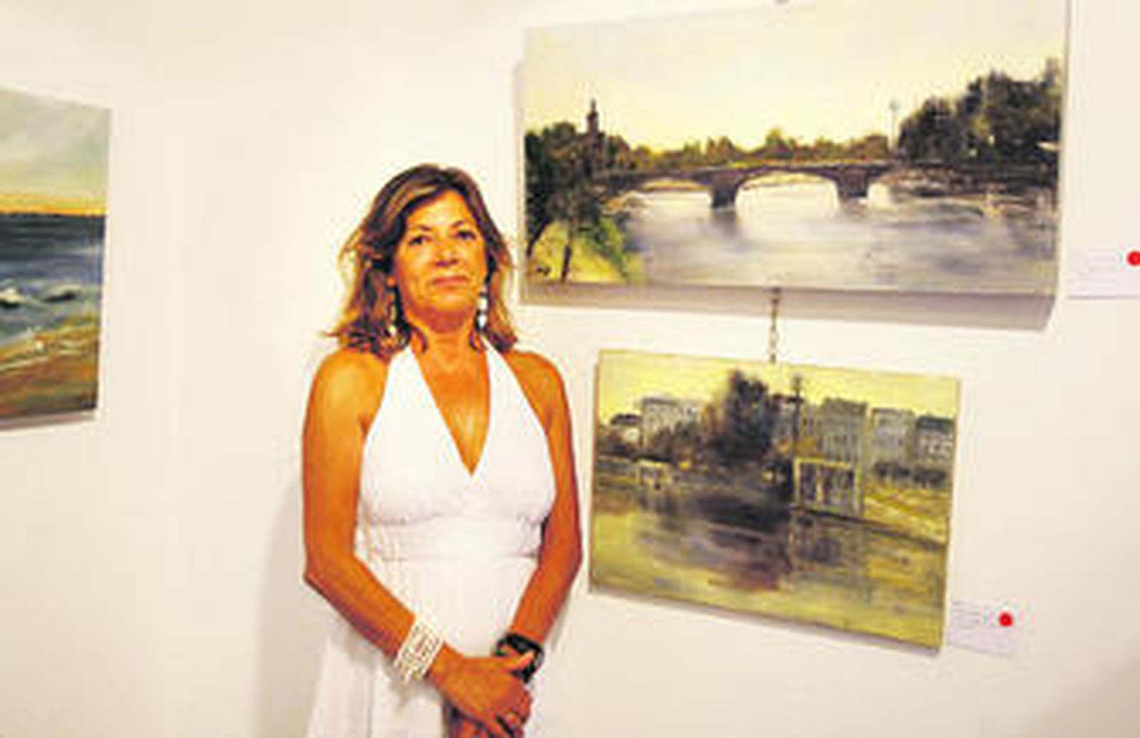 La pintora Julia Carrillo expone sus cuadros en la Casa Grande de Vistahermosa.