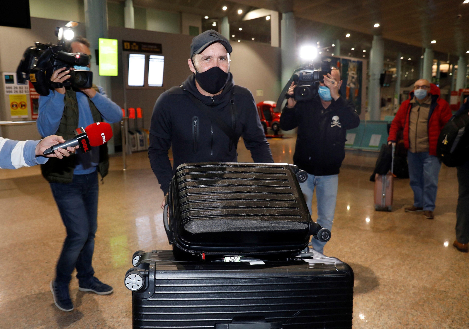 Eduardo Coudet, a su llegada a Vigo ayer viernes por la noche.