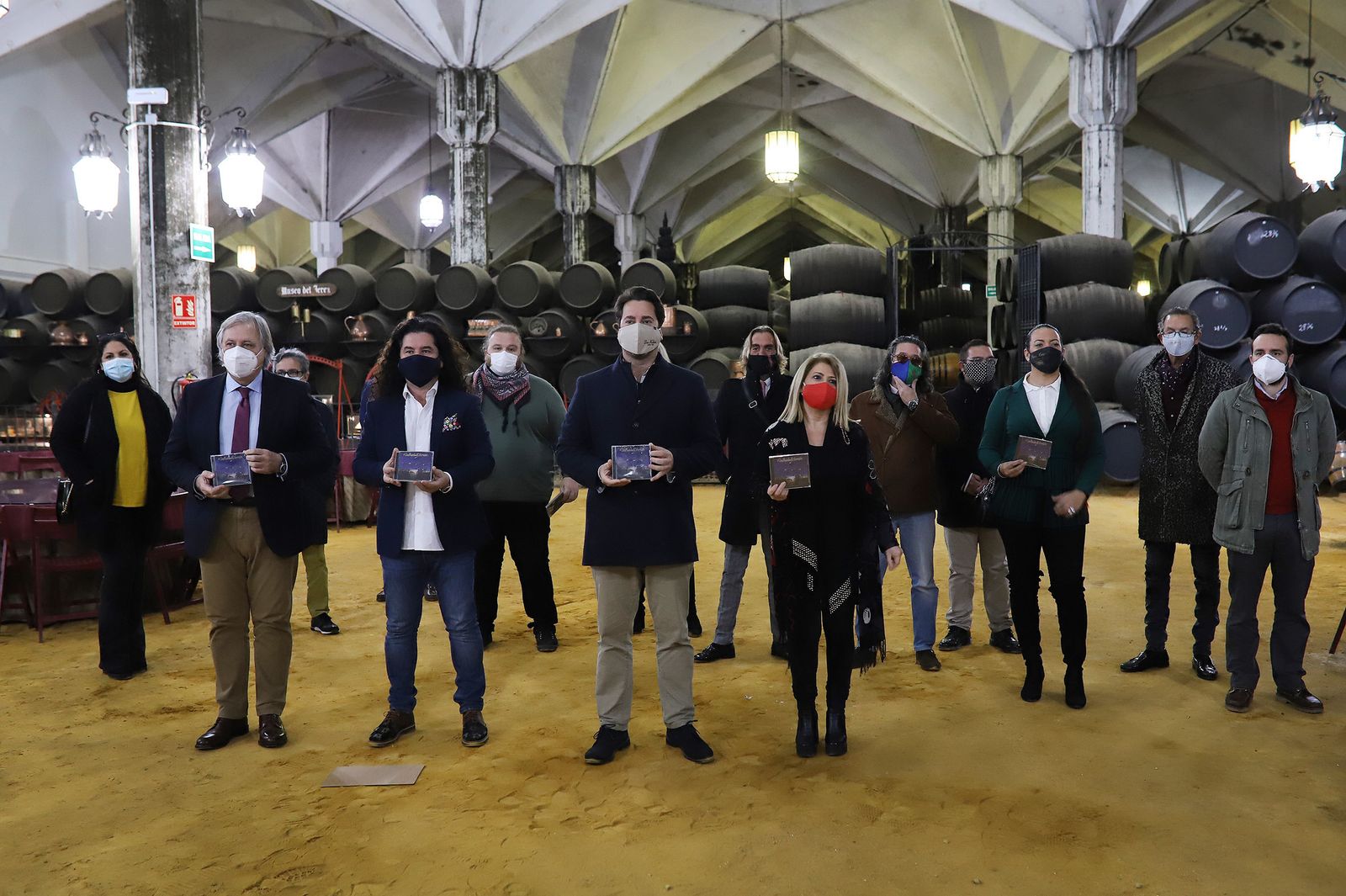Mamen Sánchez, Eduardo Medina, Mario González y Francisco Camas, junto a los artistas colaboradores esta mañana en Williams & Humbert.