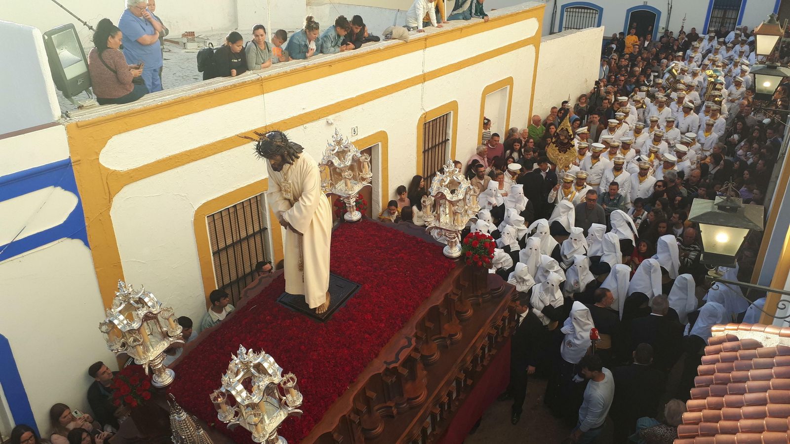 El Cautivo procesionando por las calles de Ayamonte.