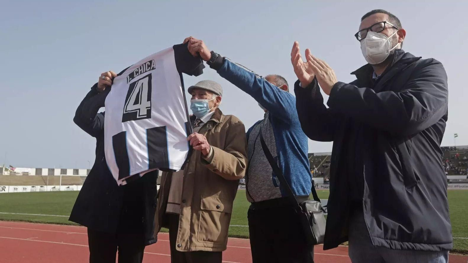 Juan Chica alza una camiseta de la Balona con su nombre en el homenaje recibido en 2022.