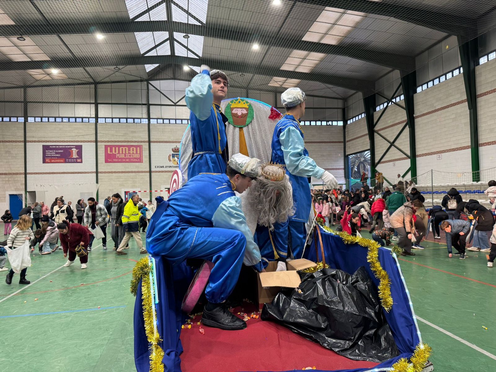 Serón disfruta de la llegada de los Reyes Magos en el Pabellón Municipal y en la residencia de mayores