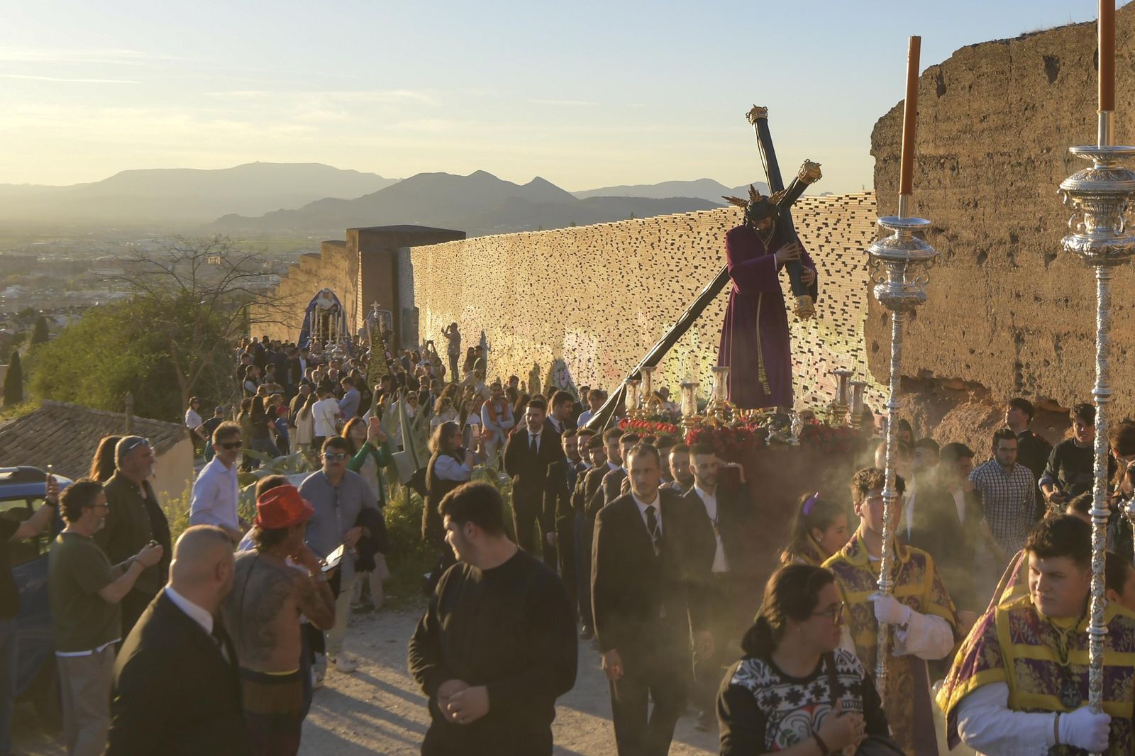 Galería: La Estrella sube en vía crucis al Cerro de San Miguel