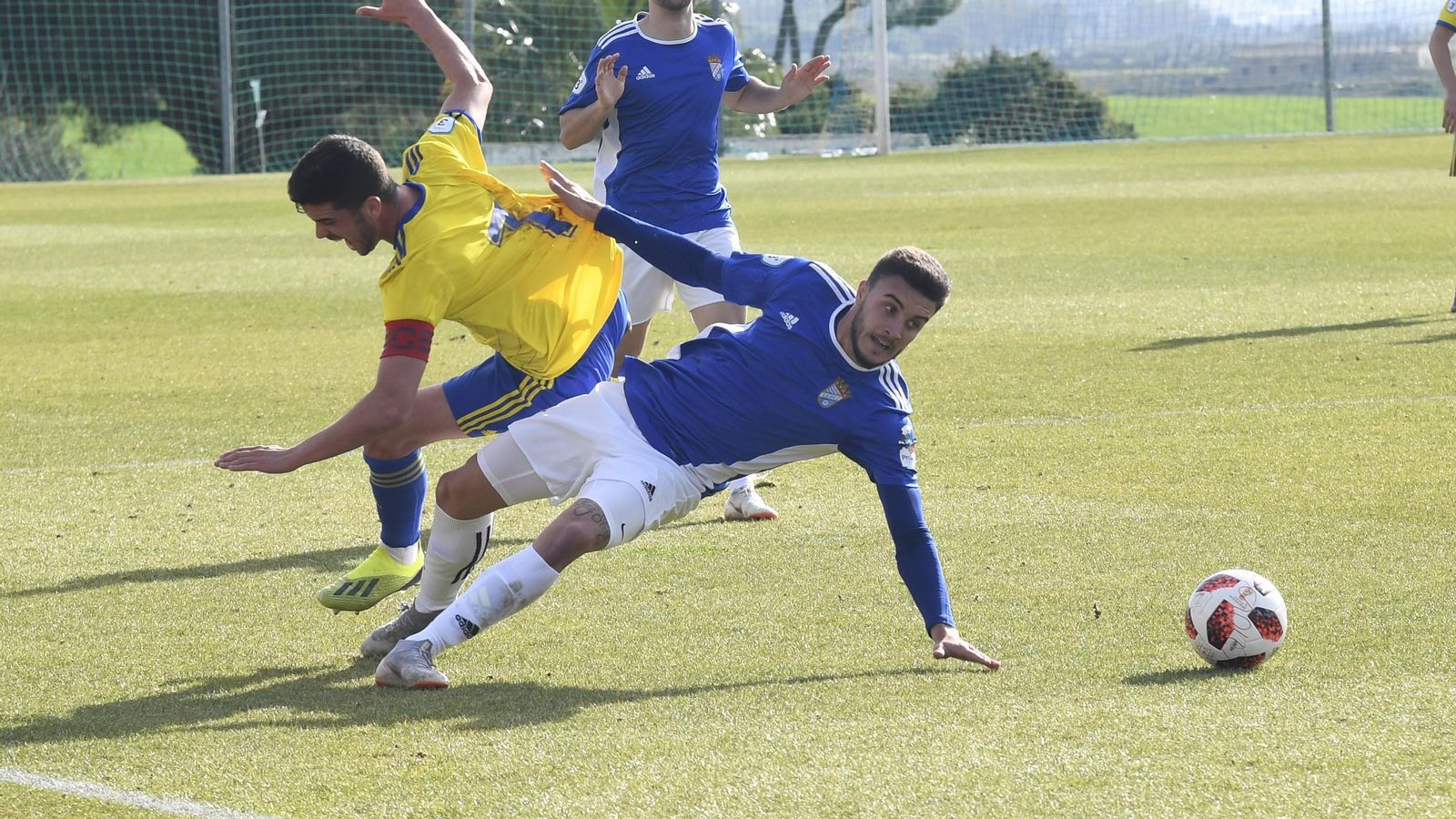 Naranjo, que acabó lesionado, se lanza para frenar el avance de Javi Pérez, capitán amarillo.