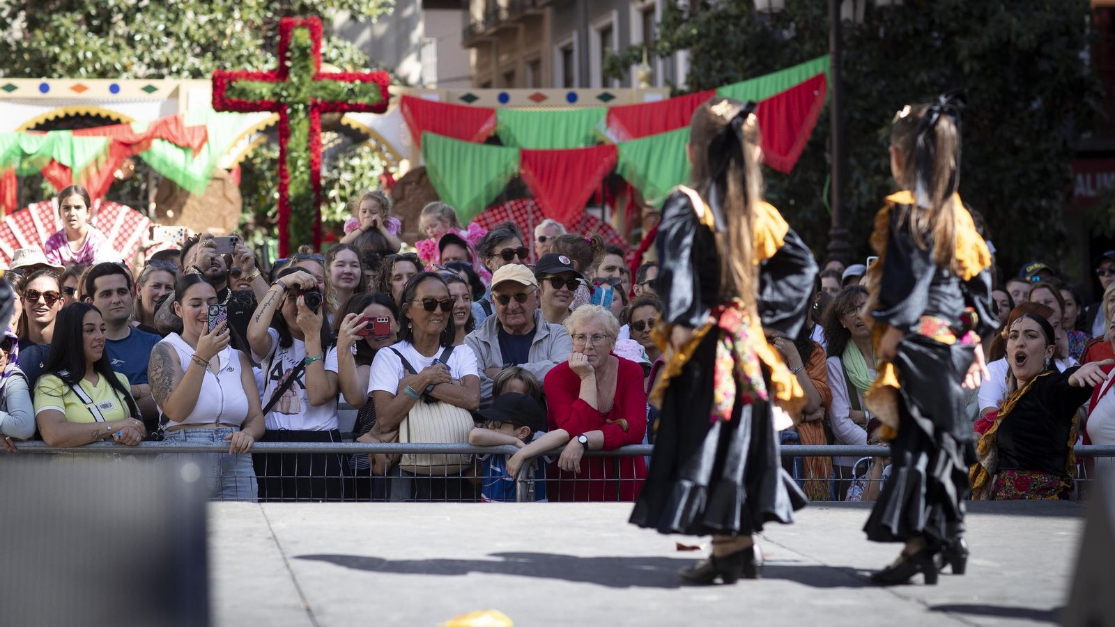 Búscate en las mejores fotos de las Cruces en Granada