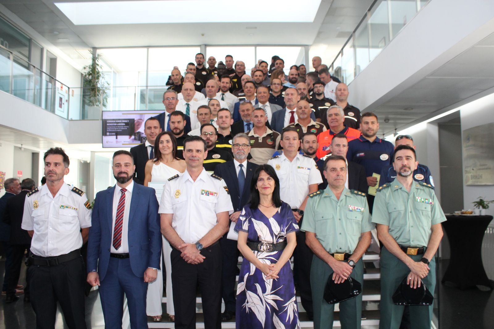 Foto de familia tras el acto de condecoraciones a los empleados de la seguridad privada de Granada