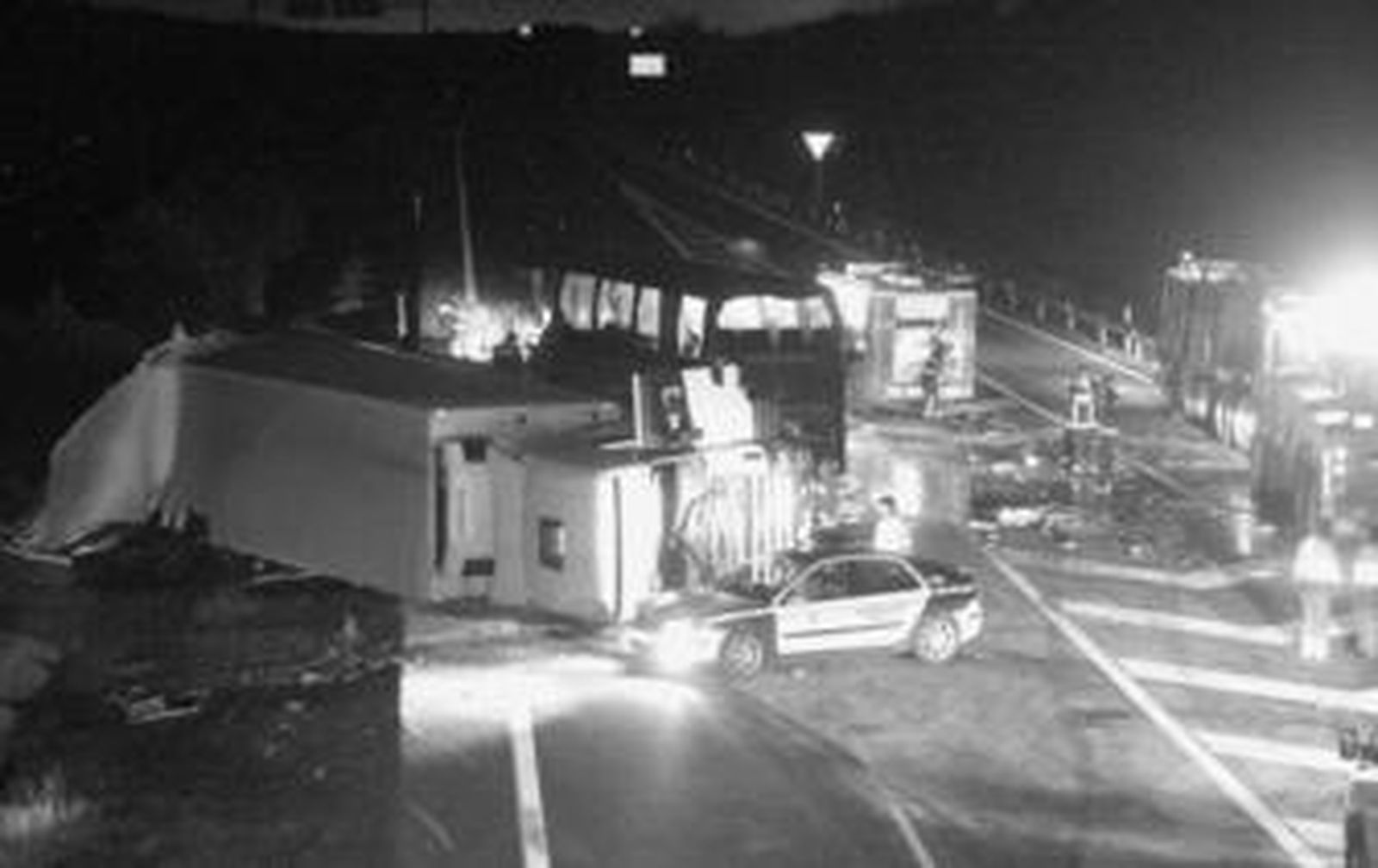 Situación en la que quedaron el autocar y el camión después de la colisión en la A-49.