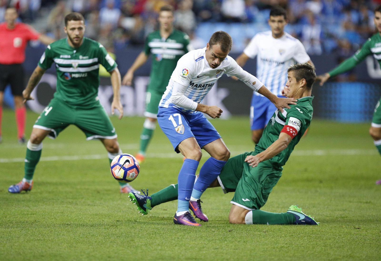 Mantovani, en una acción con Duda en el partido entre el Málaga y el Leganés de la pasada temporada.