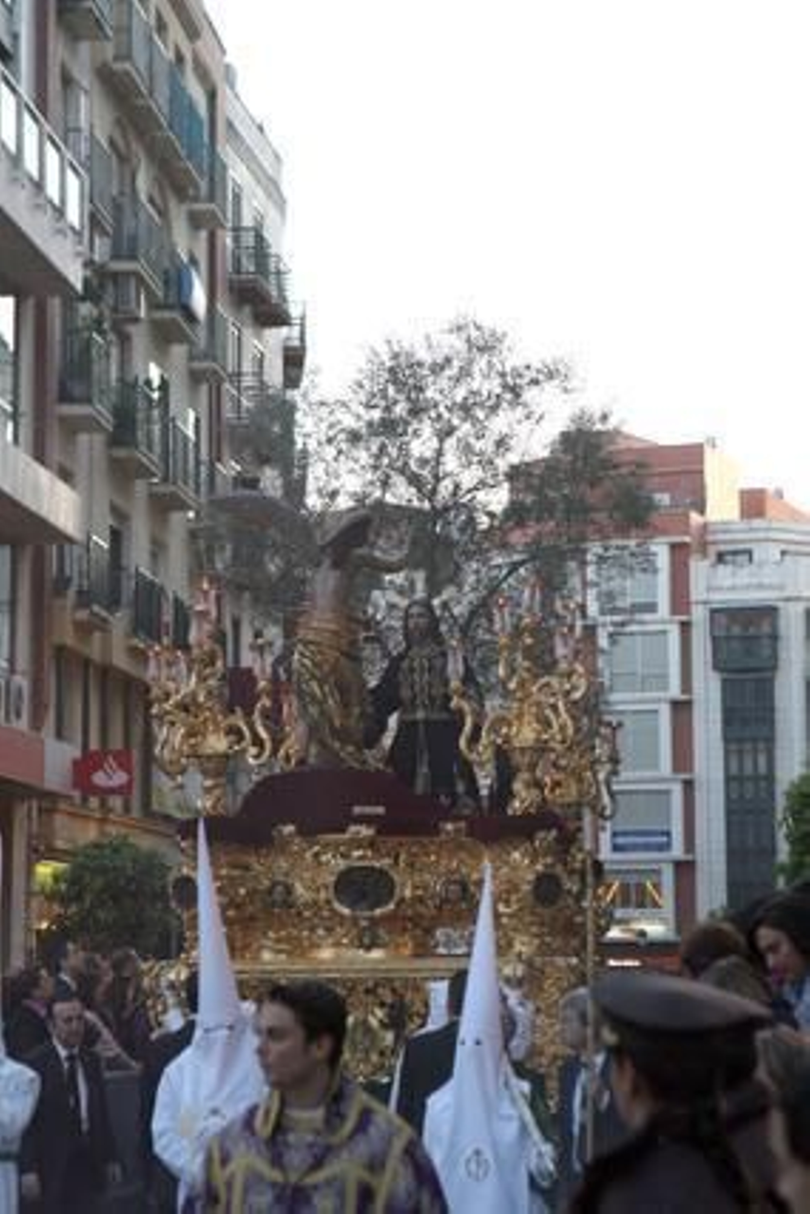 La ciudad se echó a la calle para acompañar a los pasos. Fotos: Espínola / Begoña Mora