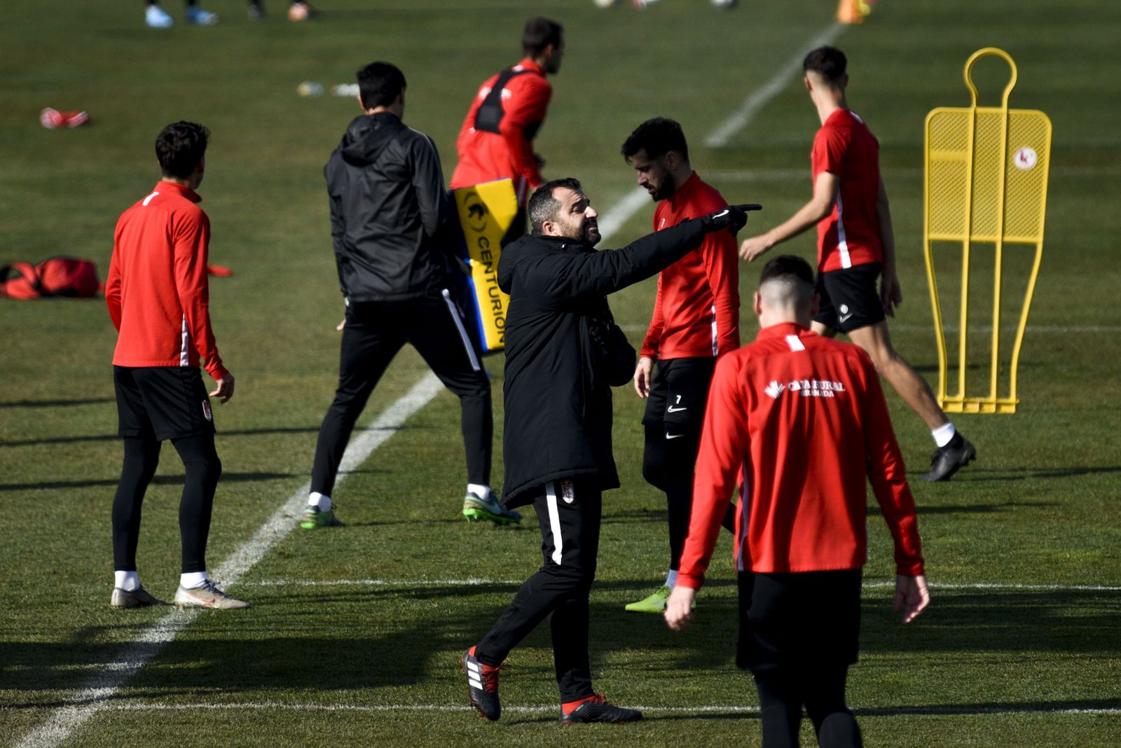 Diego Martínez imparte instrucciones durante el entrenamiento de este martes