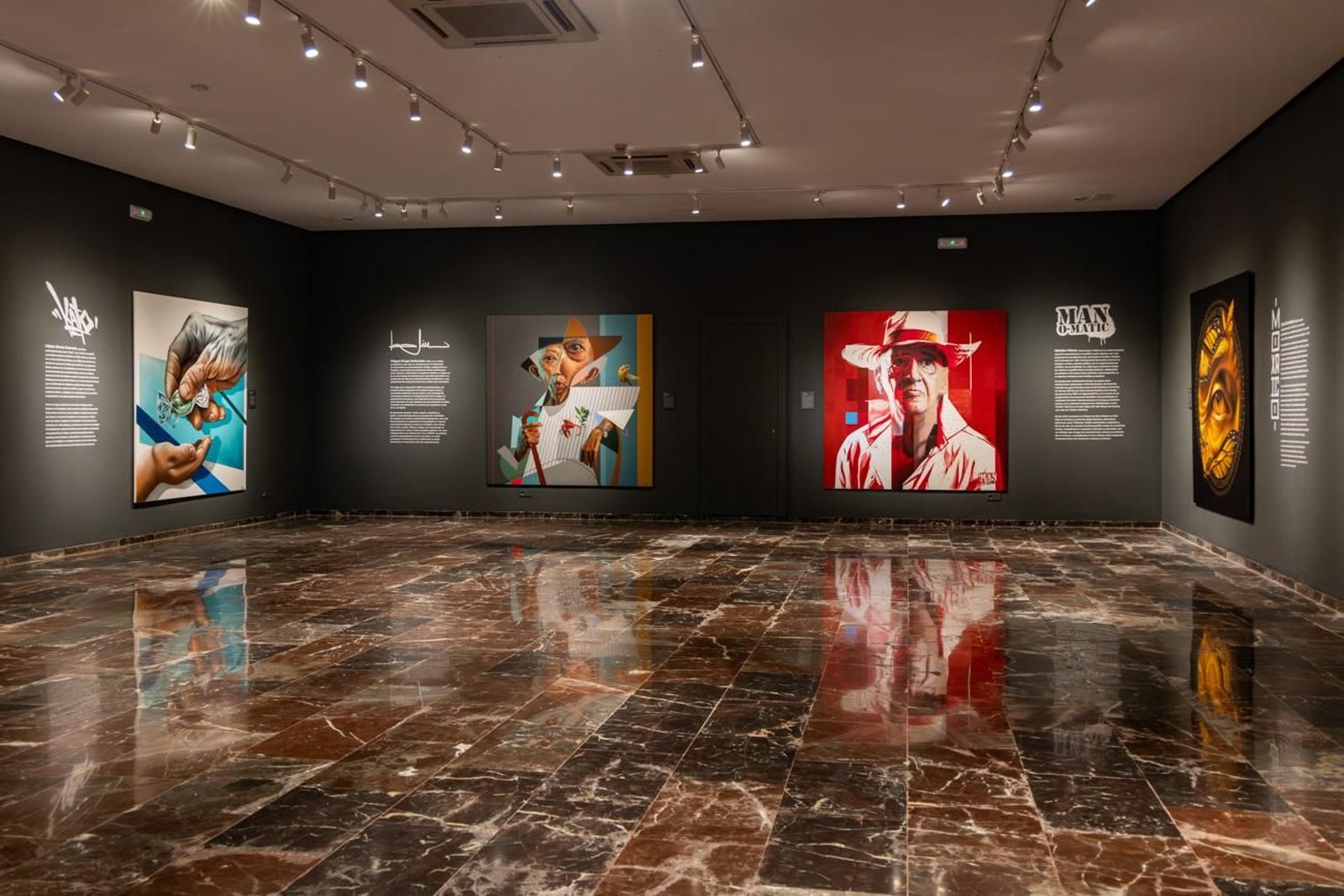 Panorámica del recorrido expositivo, que reúne piezas de distintos lenguajes del arte urbano andaluz bajo una narrativa común inspirada en Papajuan.