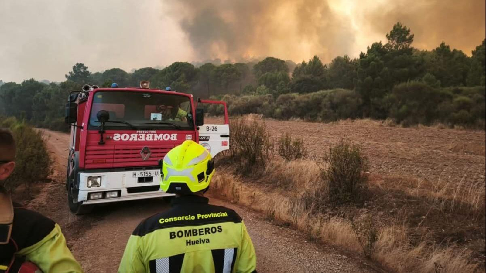 Bomberos del Consorcio Provincial actúan sobre el terreno para apagar el incendio de Aroche.