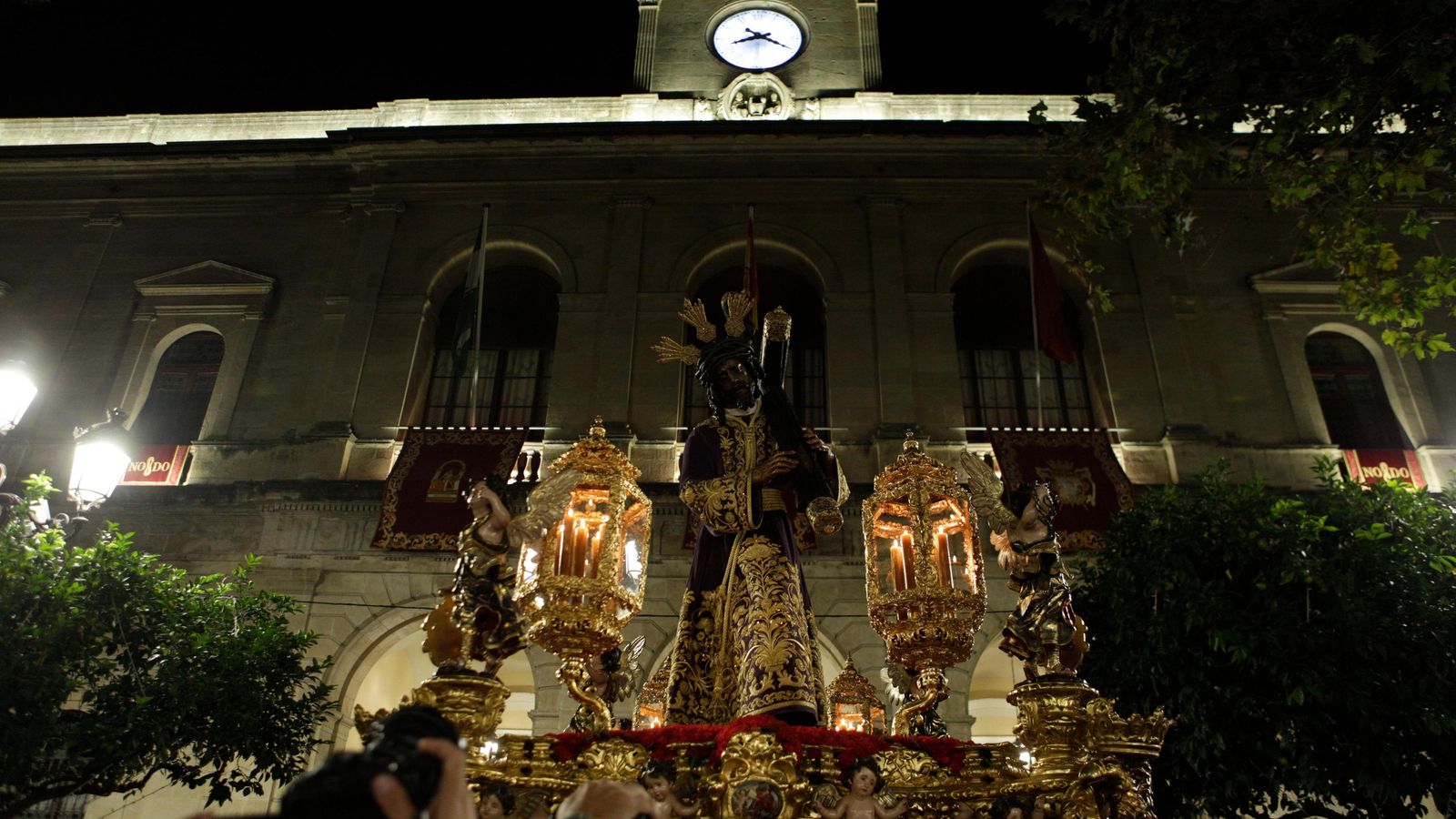 El paso del Gran Poder delante de la fachada principal del Ayuntamiento de Sevilla.