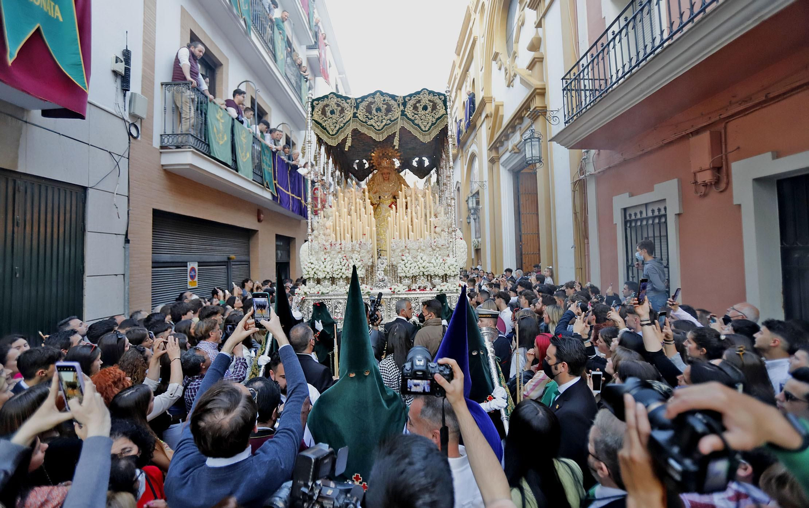 Imágenes de la estación de penitencia de la Hermandad de La Esperanza de Huelva