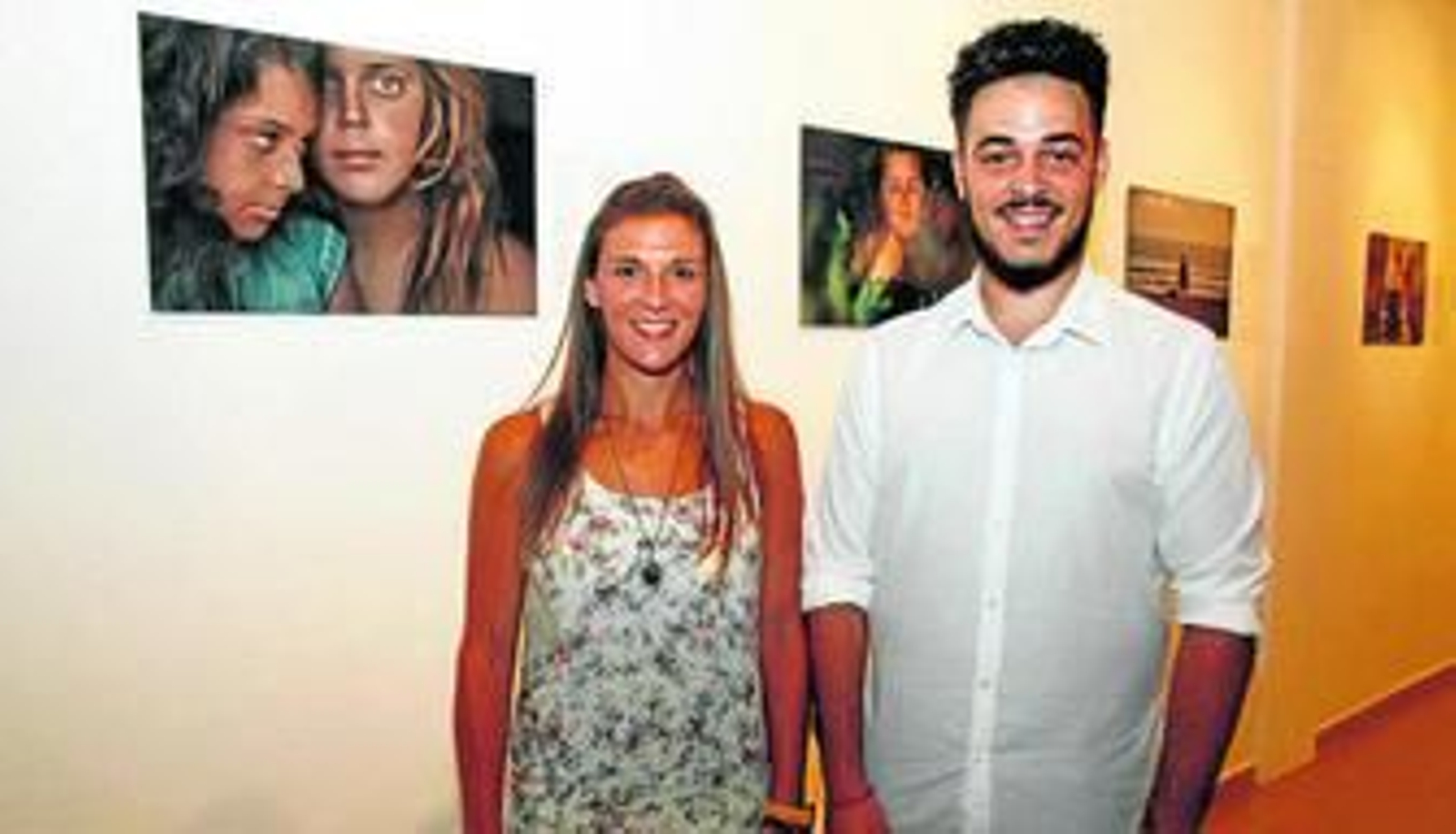 Varios visitantes miran las fotos y, sobre estas líneas, Mª Ángeles Ruiz y Manu Vaz.