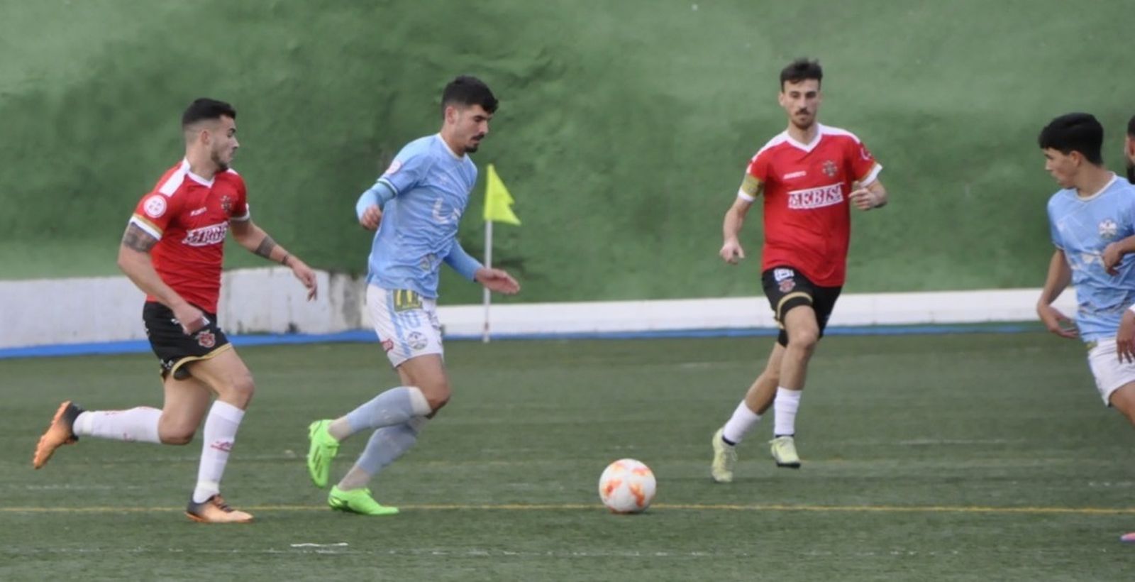 Nacho Fernández, del Ciudad de Lucena, es presionado por dos jugadores del Espeleño.
