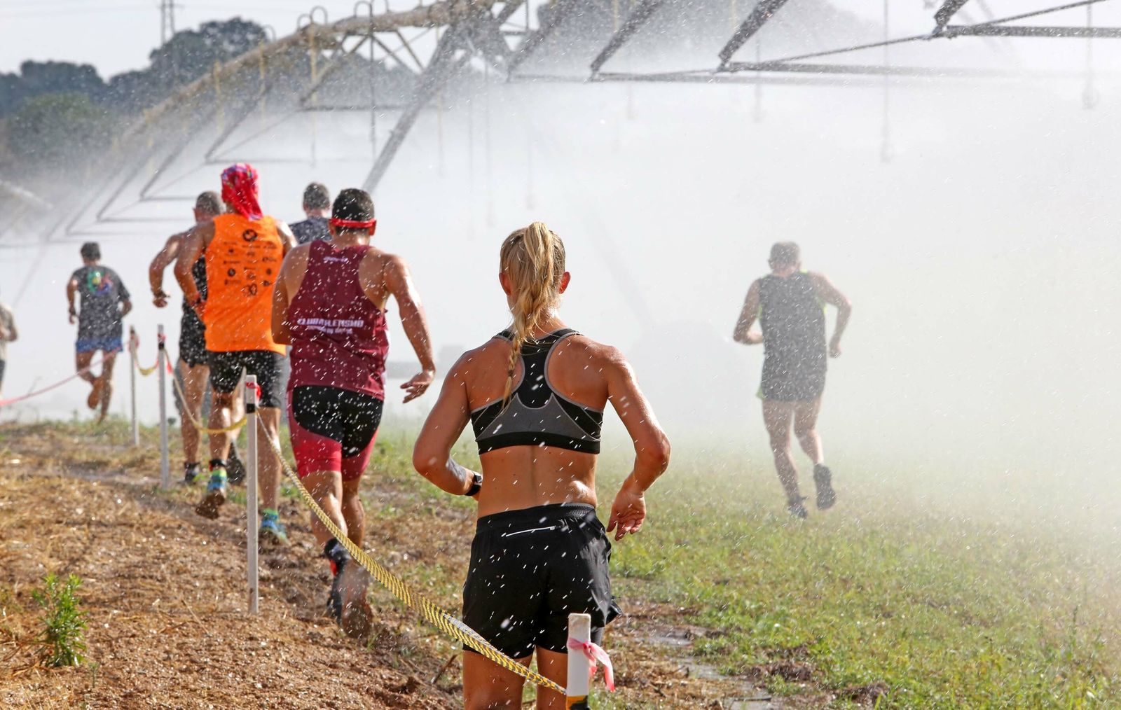 Imágenes de la carrera del barro celebrada en La Barca