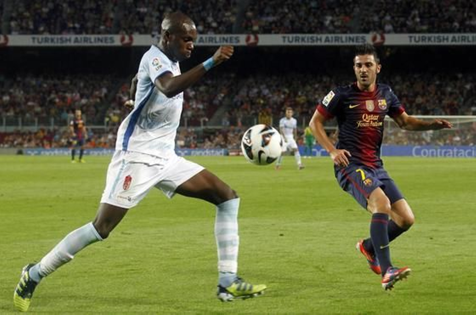 Nyom controla una pelota ante Villa. / Reuters