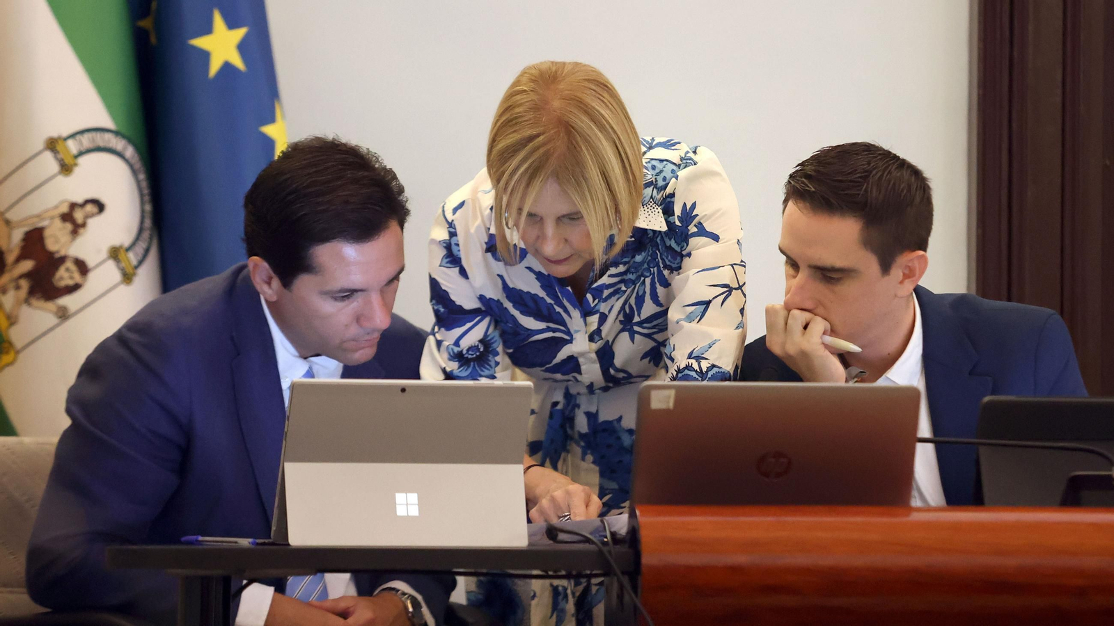 La alcaldesa, conversando con el interventor municipal en presencia del edil de Servicios Públicos, durante un pleno.