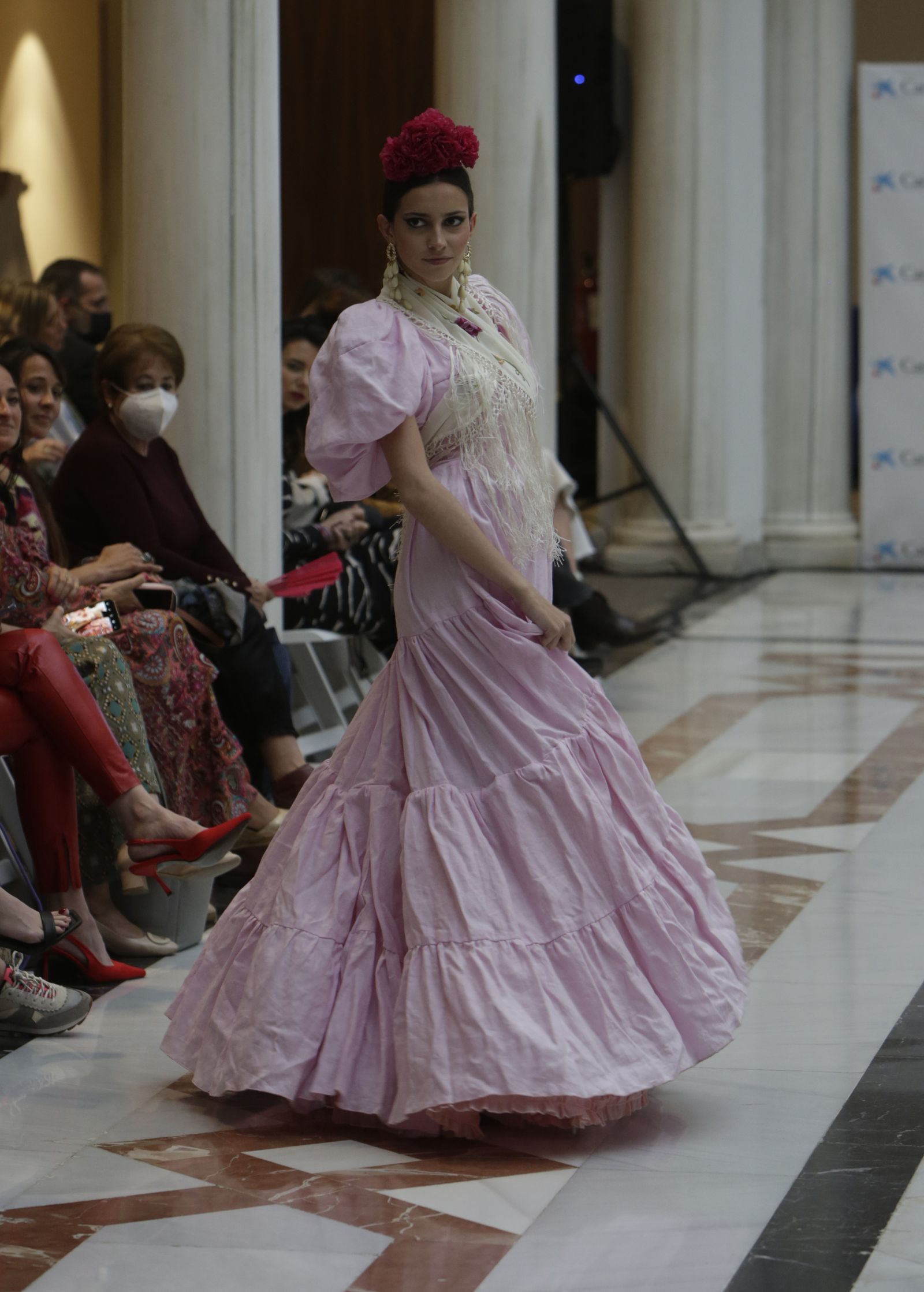 Desfile moda flamenca en las vísperas de la Feria de Abril CaixaBank