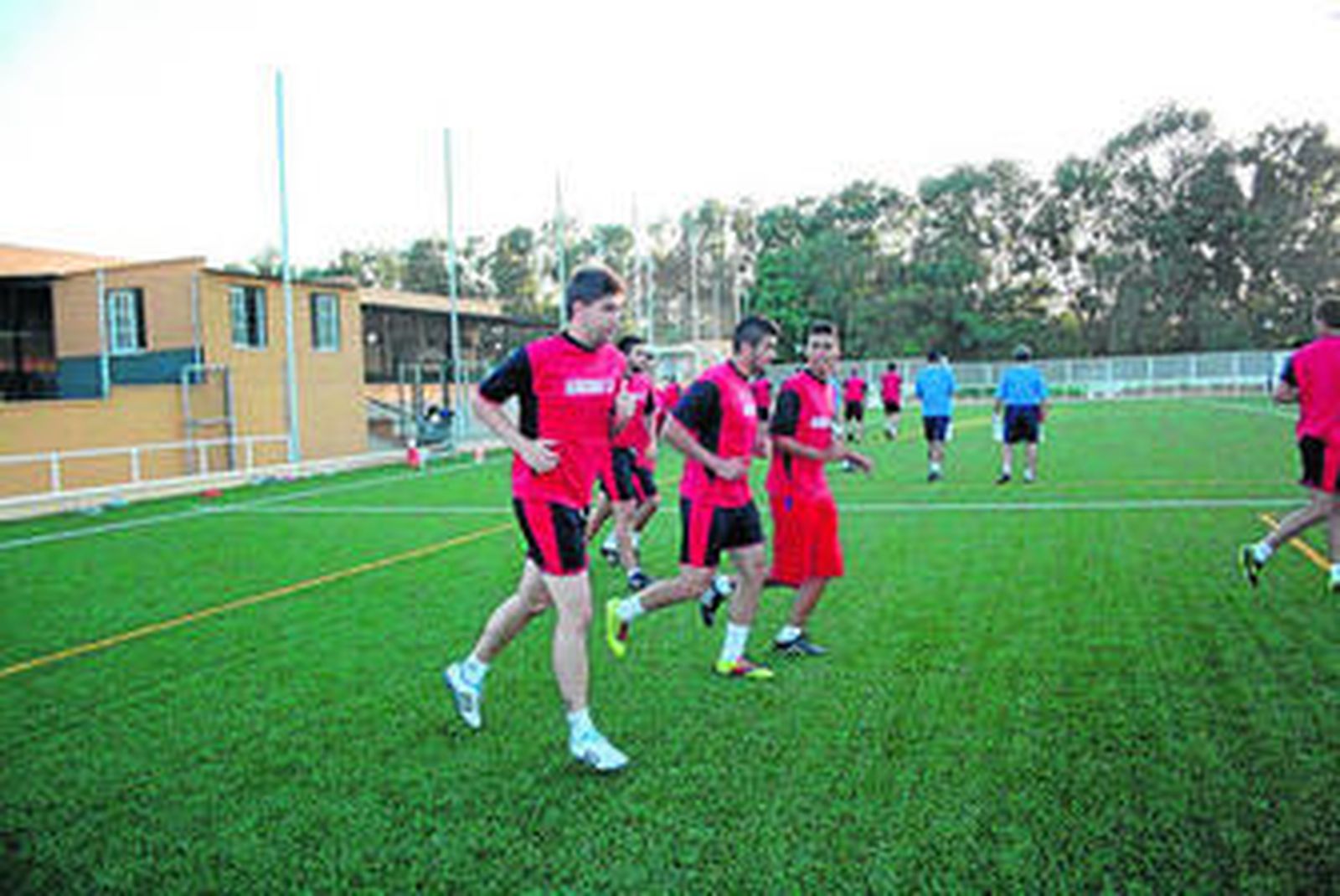 Mario corre en La Menacha entre dos compañeros.