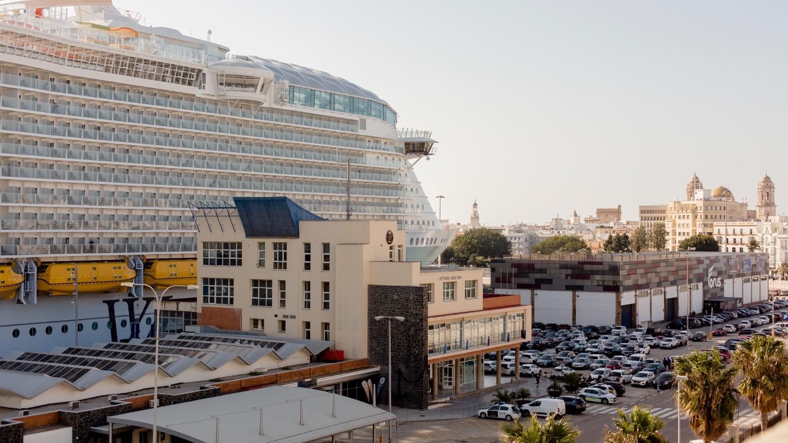 El crucero, atracado junto al gimnasio y a la Estación Marítima da una idea de su gran magnitud