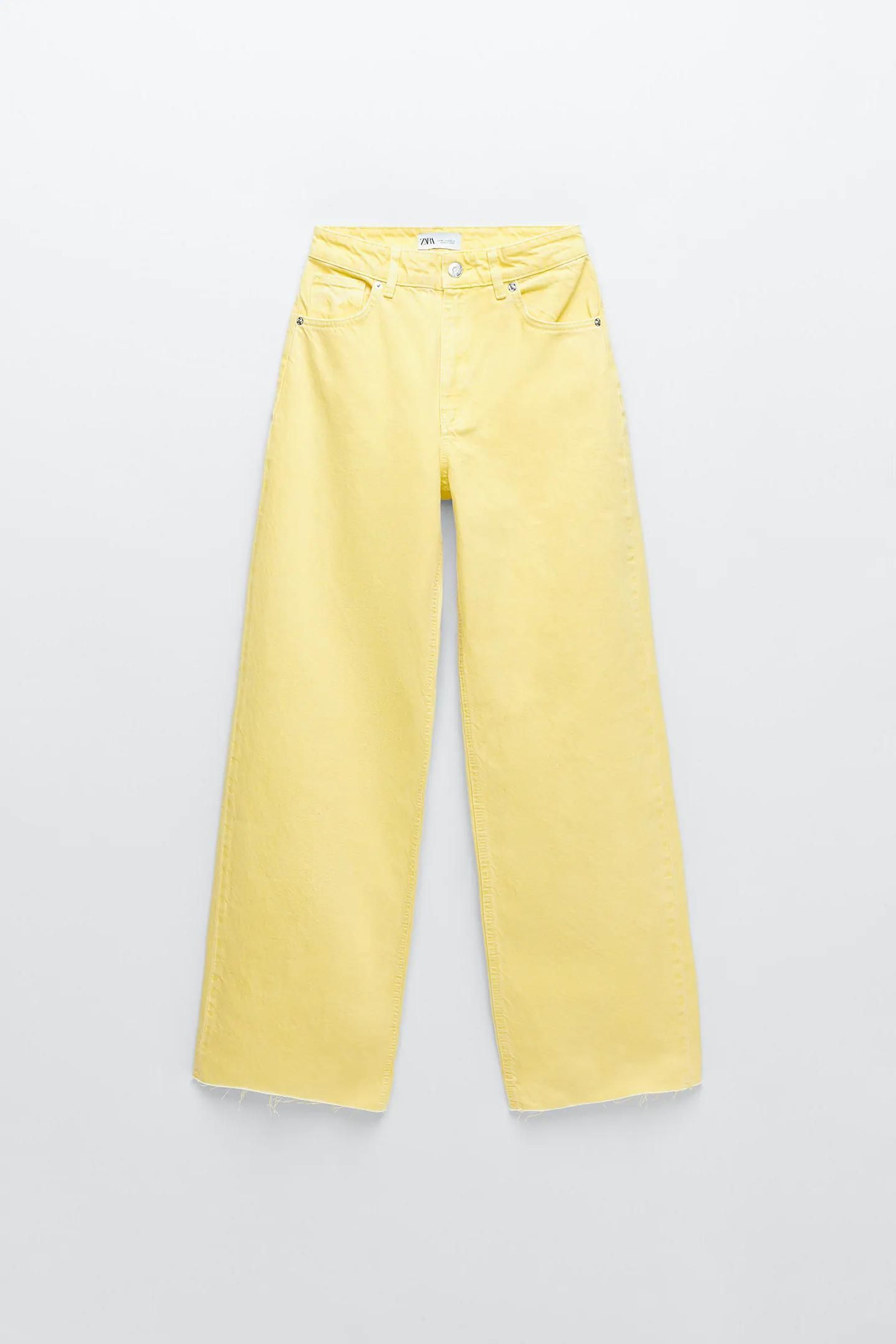 Pantalones campana de Zara de color amarillo.
