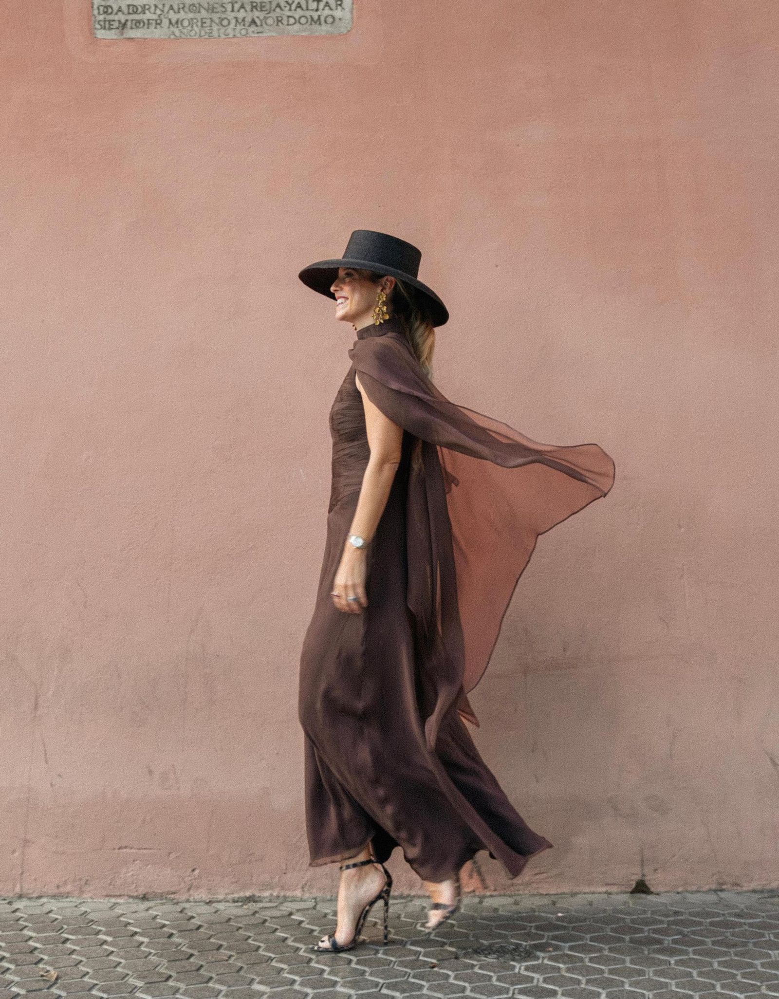 Belén Yñiguez con diseño de Nicolás Montenegro.