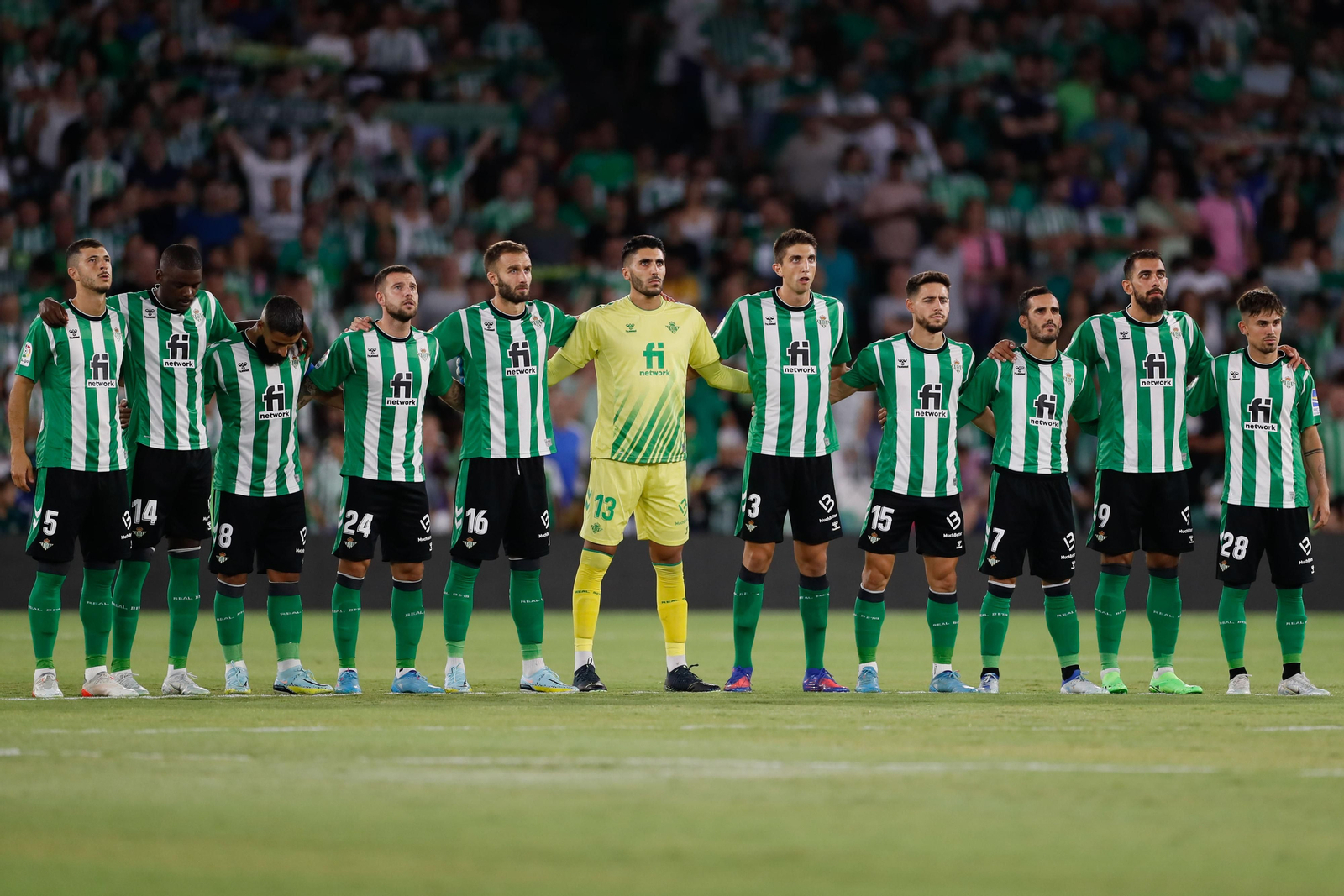 Los jugadores del Betis, durante el minuto de silencio que se guardó en el Benito Villamarín antes del inicio del encuentro ante el Elche el pasado lunes.