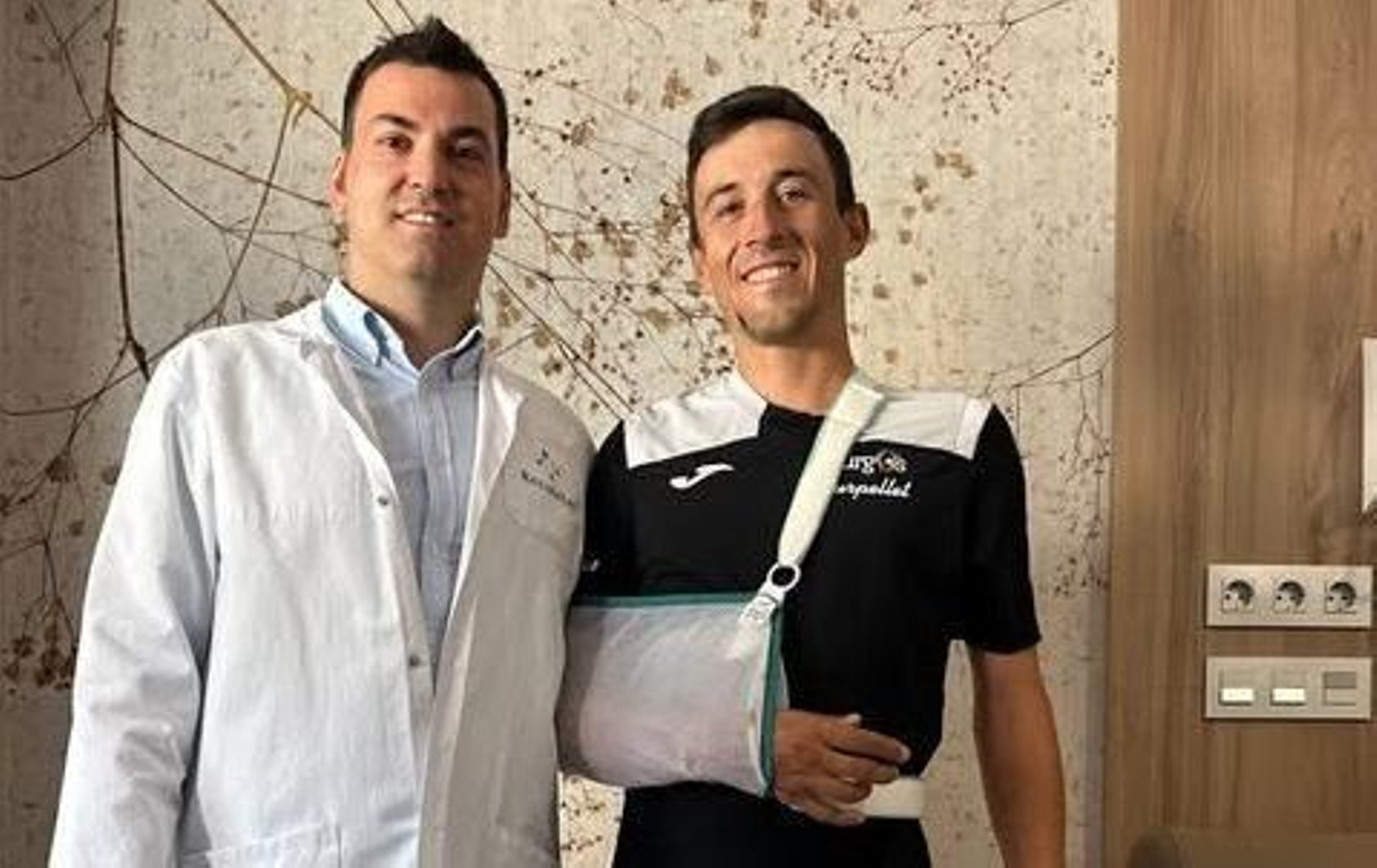 José Manuel Díaz, a la derecha, junto al doctor Víctor Bárcena, tras la operación.