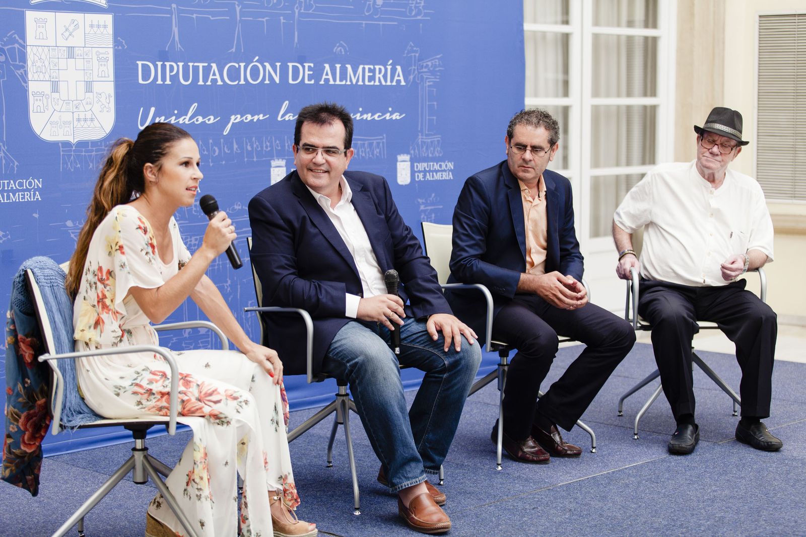 Antonio Jesús Rodríguez con Antonio Torres y los artistas Rocío Garrido y Juan Gómez.