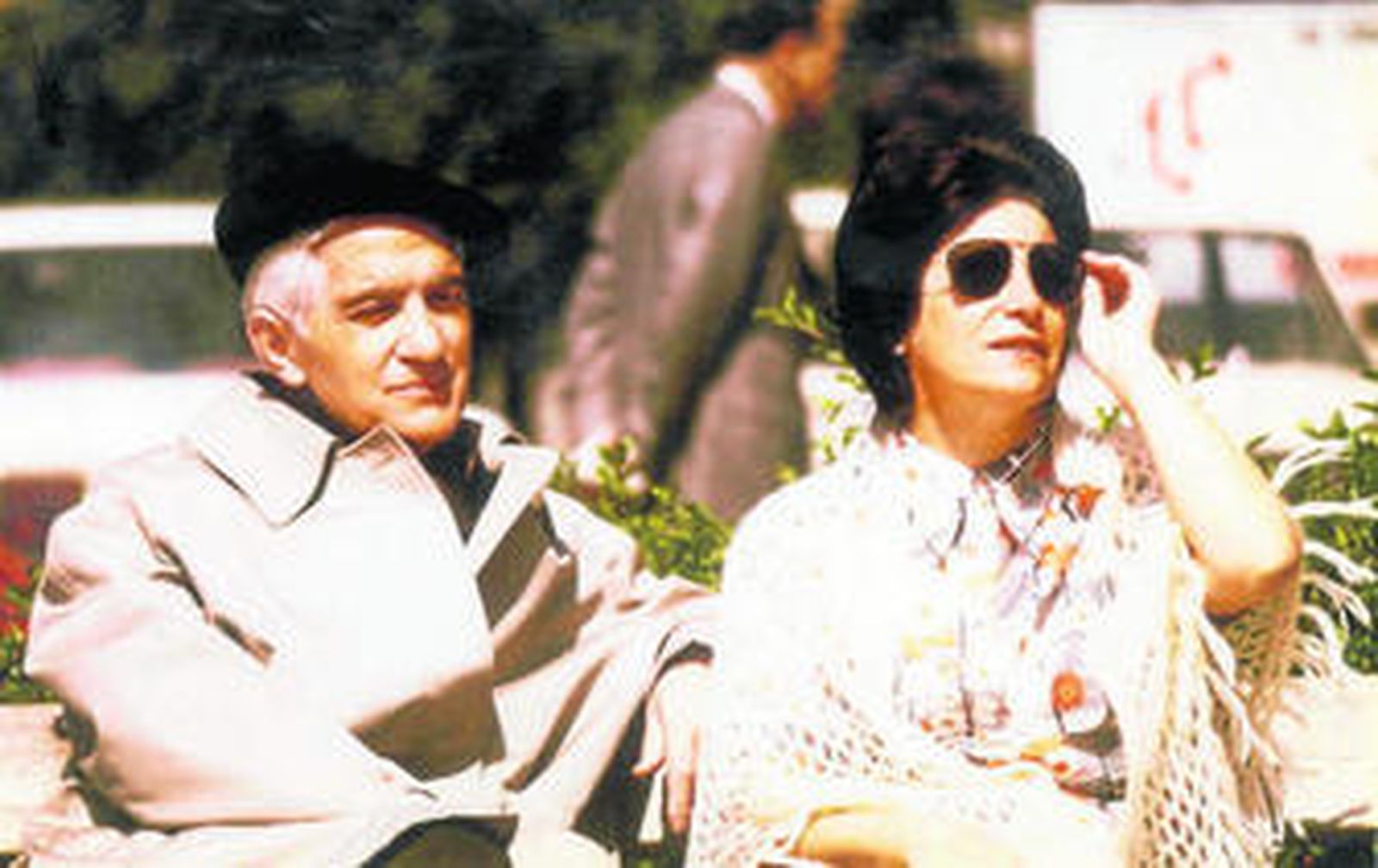 Imagen facilitada por Galaxia Gutenberg en la que aparecen el poeta y su esposa, en 1974.