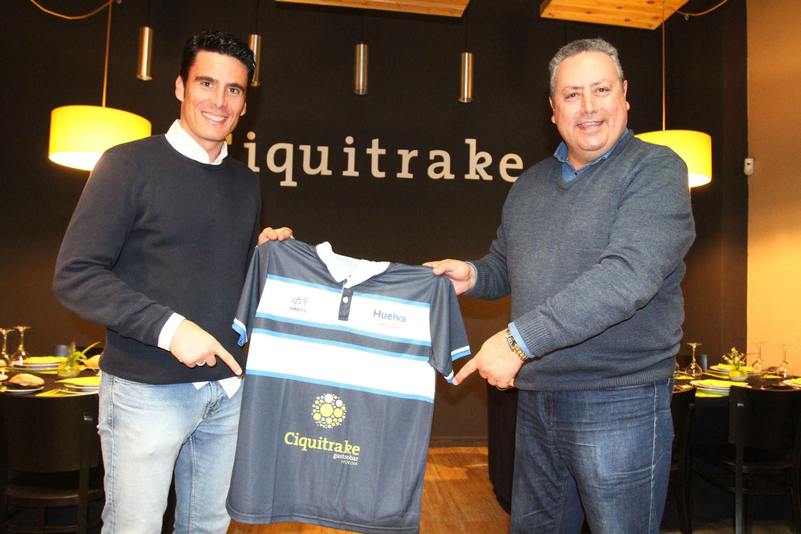 Zamora y Enrique Escalante posan con el polo obsequio de Gañafote a los invitados.