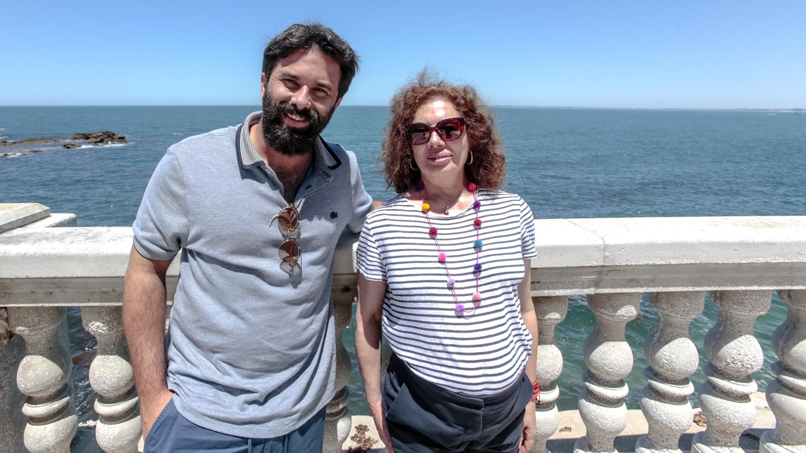 El productor Álvaro Ariza y la directora Chus Gutiérrez, este martes en el paseo de Santa Bárbara de Cádiz.