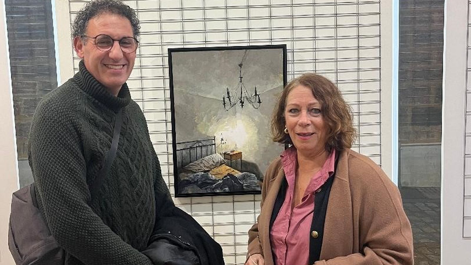 El pintor Julián Delgado con Marisa de Alba, recorriendo la muestra.