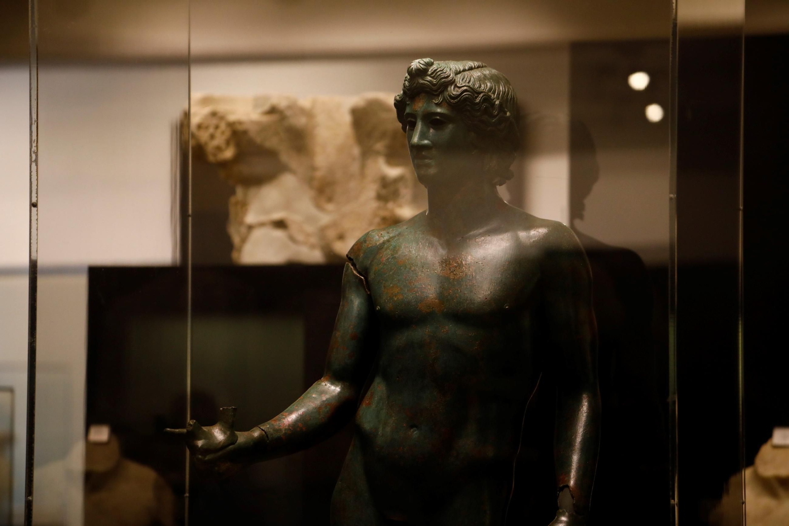 Los efebos de Pedro Abad ya lucen en el Museo Arqueológico de Córdoba, en imágenes