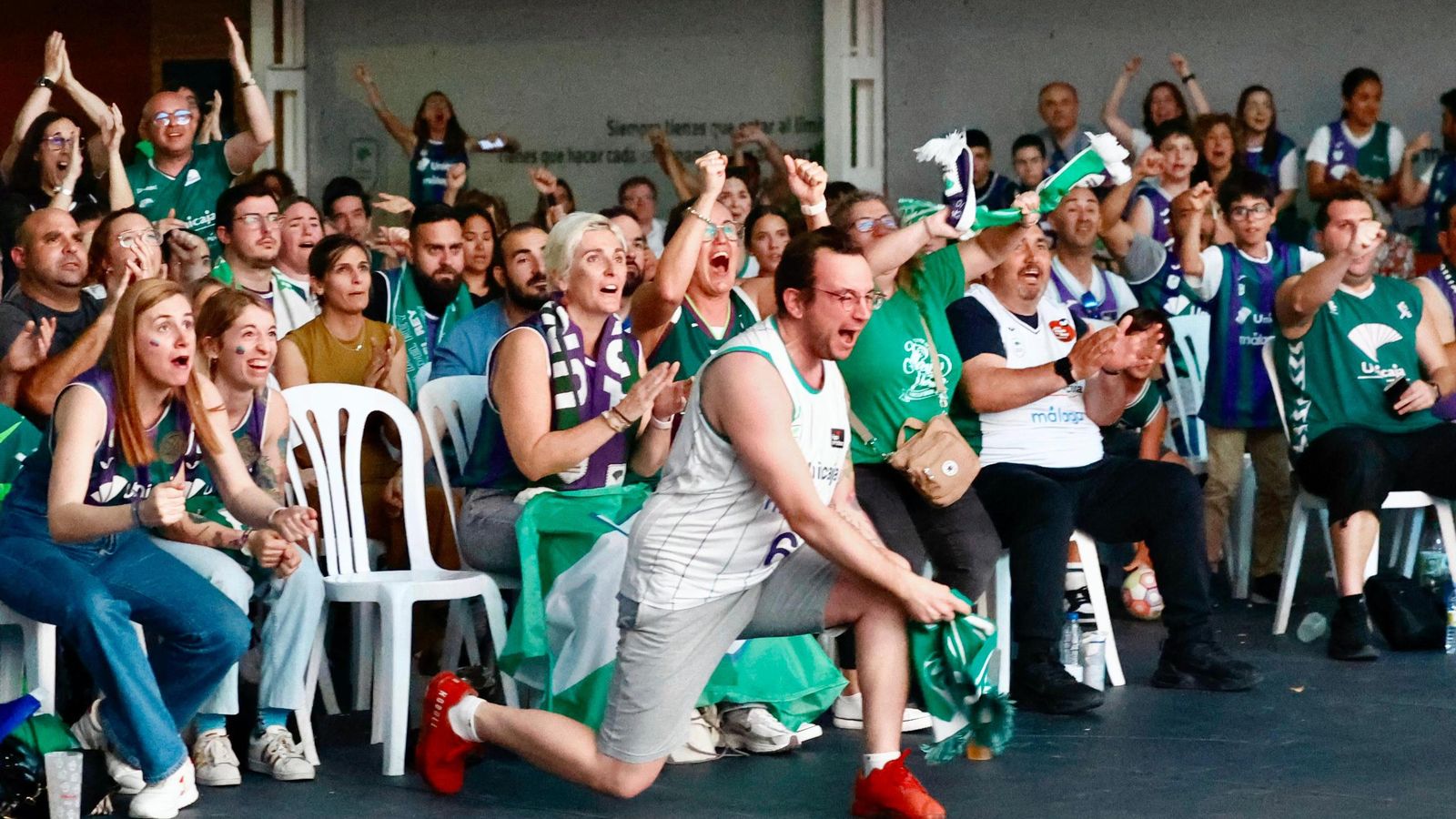 La locura en Los Guindos: ¡Búscate durante la final de BCL del Unicaja!