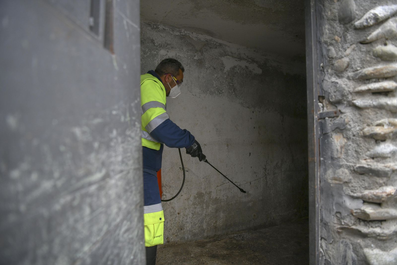 Fotos: acción contra el vandalismo y la suciedad en el Albaicín
