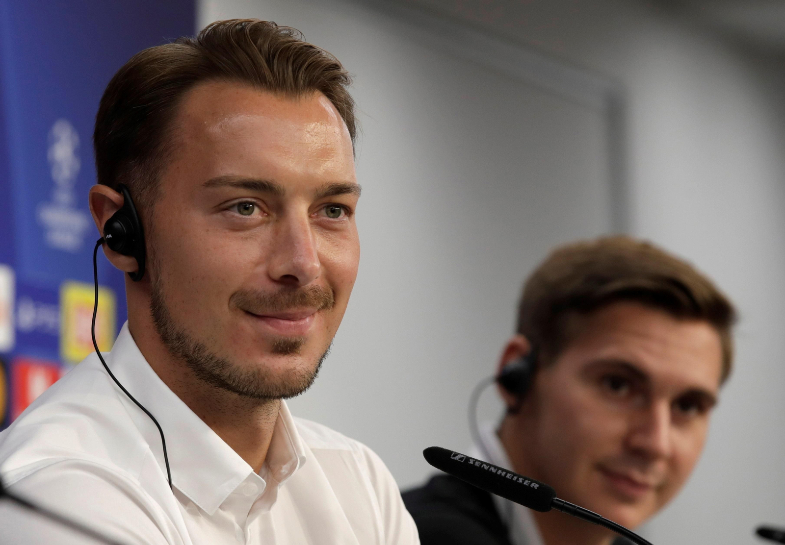 Matthias Jaissle, cuando compareció en el Sánchez-Pizjuán junto a Max Wöber, que es baja en esta ocasión.