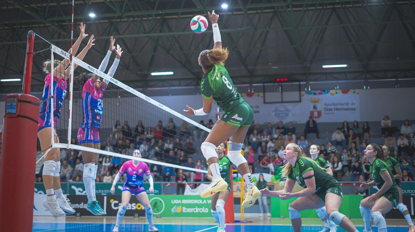 Maguilaura Frías realiza un remate en la derrota rente al CV Tenerife Libby’s La Laguna.