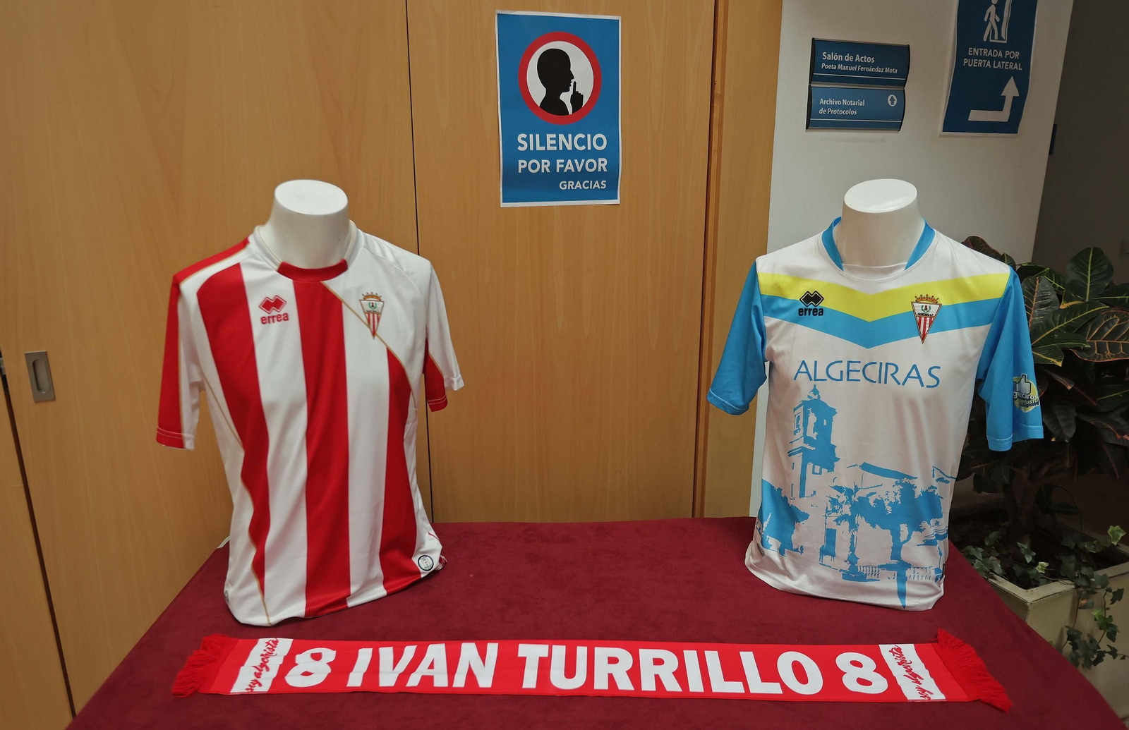El acto de imposición de la insignia de la ciudad de Algeciras a Iván Turrillo, en imágenes