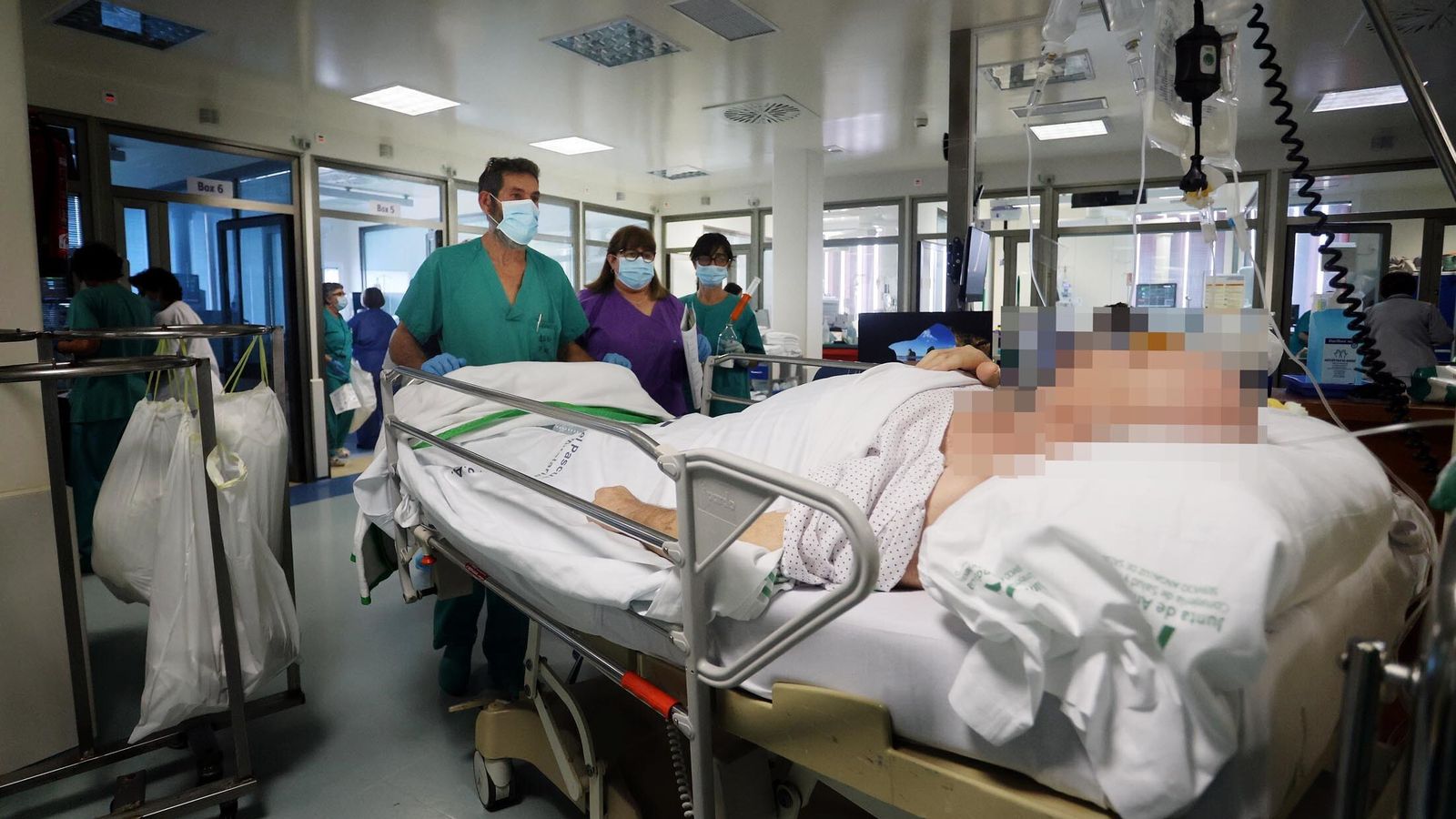 Un paciente en la Unidad de Cuidados Intensivos del hospital Infanta Elena.