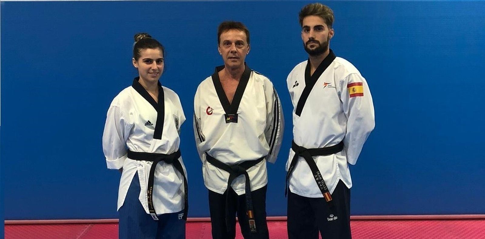Alba y Fran, junto a su padre y entrenador, Paco Téllez (en el centro).