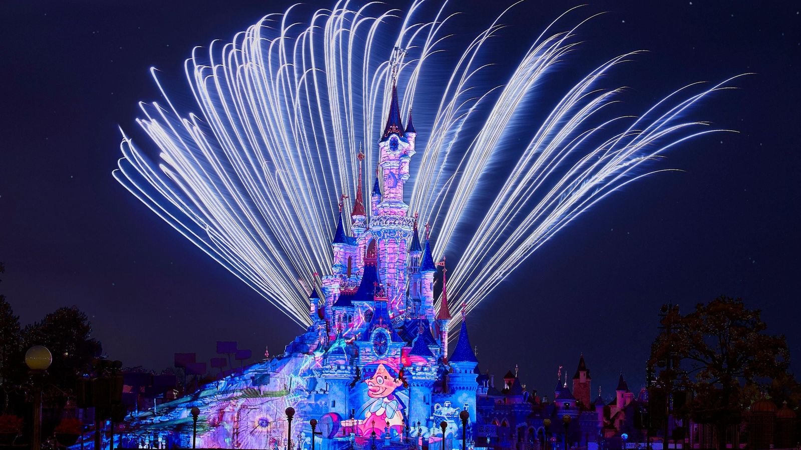 Otro momento del espectáculo Tales of Magic en Disneyland Paris