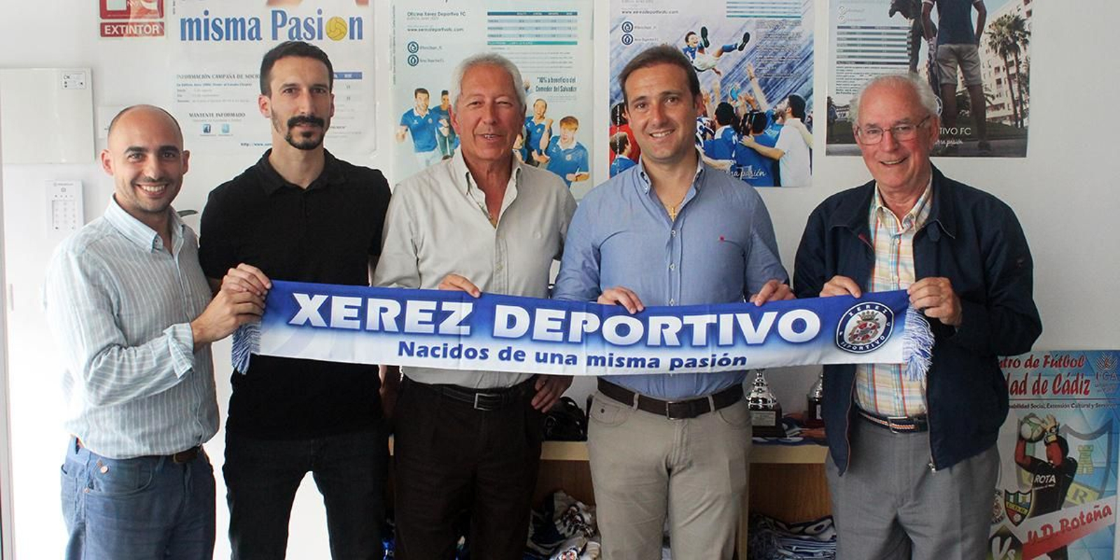 Rafael Coca, presidente del Xerez DFC, con directivos azulinos y Álvaro Moya. delegado de ProLiga.
