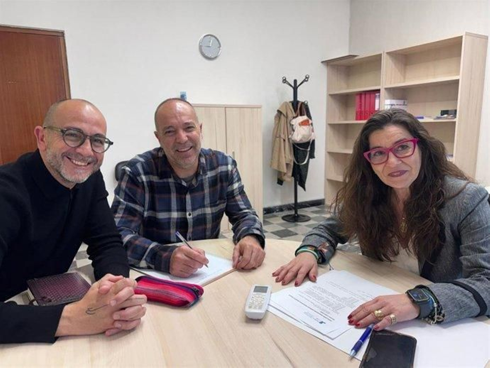 La diputada Ana Moreno y representantes de la Asociación Cultural Carriles de Guadalcacín.