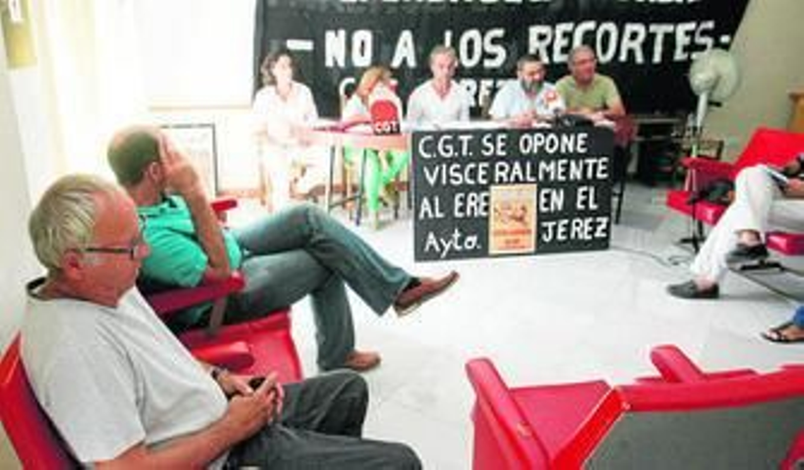 Representantes de CGT y comité, ayer, durante su comparecencia en la sede del sindicato.