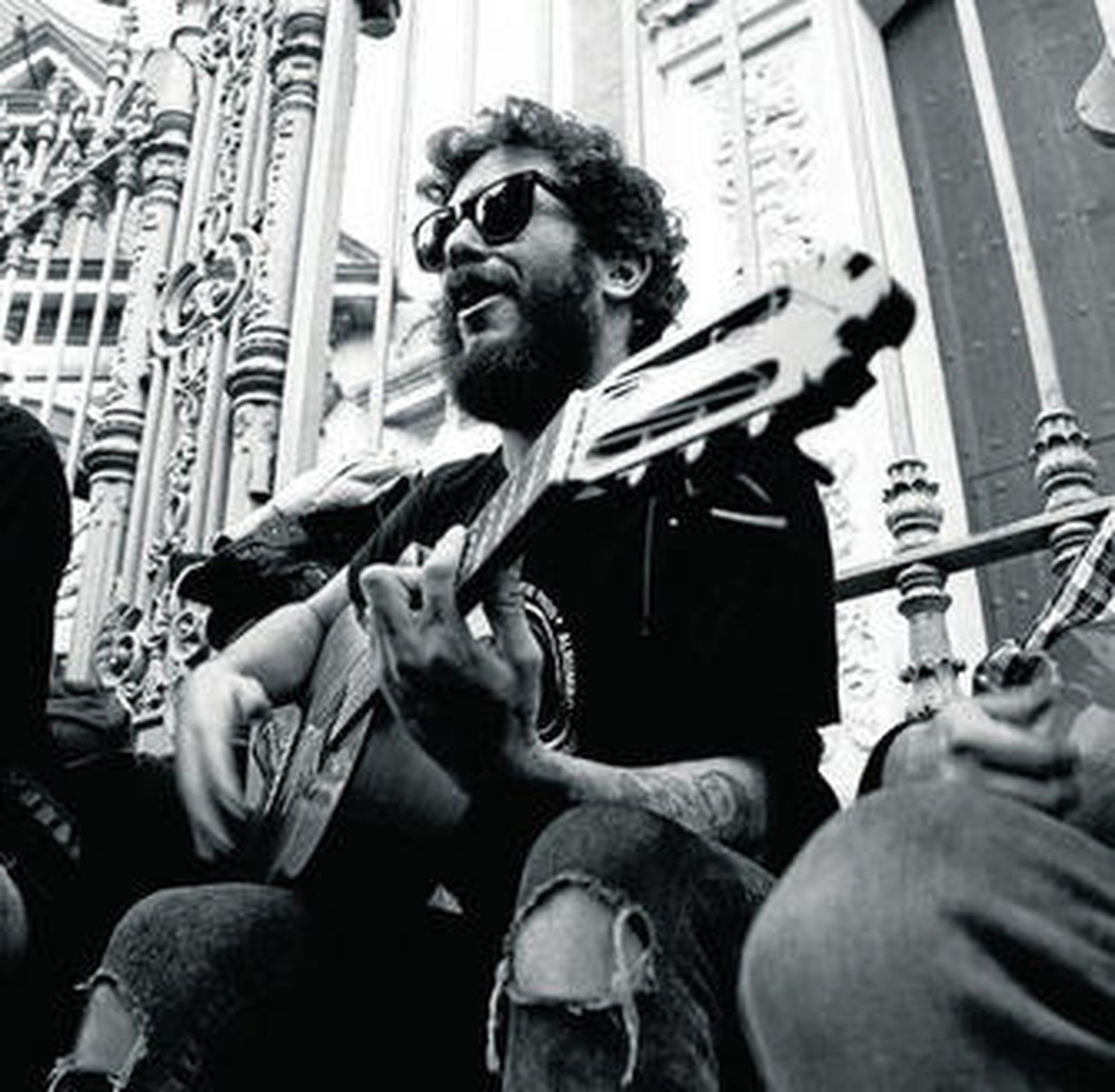 El cantautor linense Juanito Makandé, tocando la guitarra en plena calle.